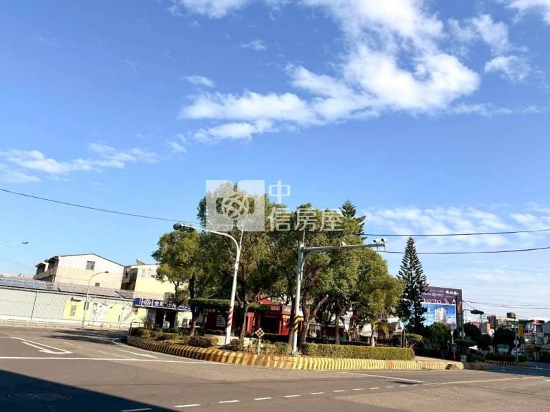 新化圓環邊三角窗39坪建地房屋室內格局與周邊環境