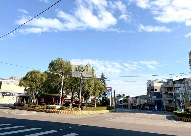 新化圓環邊三角窗39坪建地房屋室內格局與周邊環境