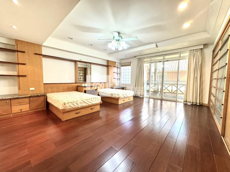 台中七期大地坪邊間豪華別墅房屋室內格局與周邊環境