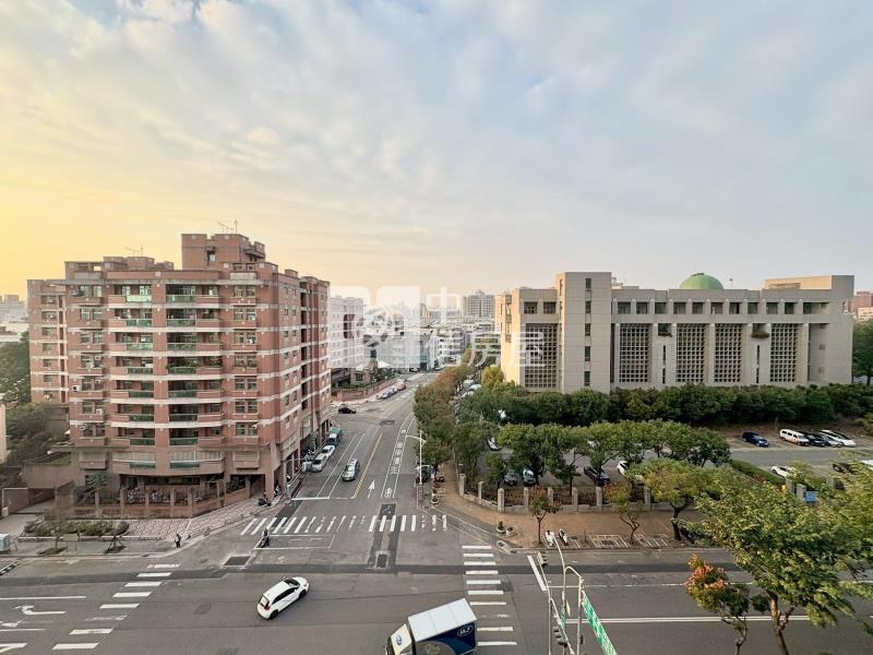 (上和苑)挑戰市區最低價~國圖館兩房車位無限視野房屋室內格局與周邊環境