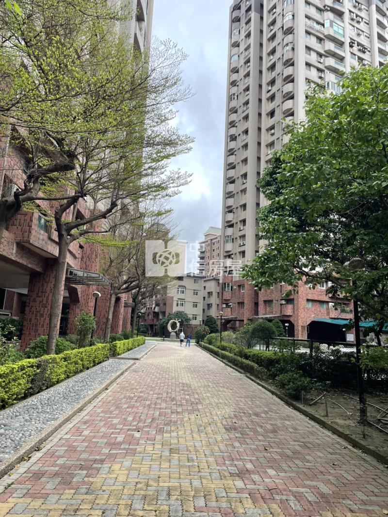 近藝文特區1+1房2衛標準樓中樓房屋室內格局與周邊環境