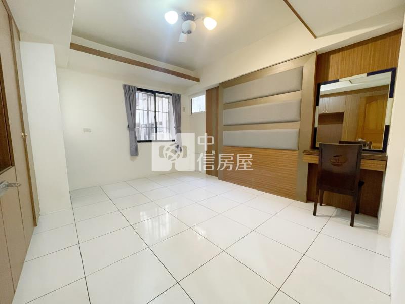 大里軟體園區臨路邊間騎樓停店住合一樓店房屋室內格局與周邊環境