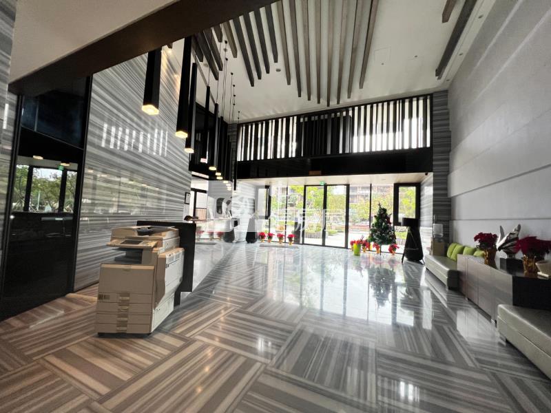 青埔A19大面寬金店面1+2樓平面雙車位房屋室內格局與周邊環境