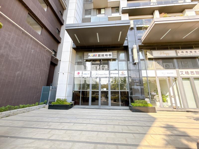 青埔A19大面寬金店面1+2樓平面雙車位房屋室內格局與周邊環境