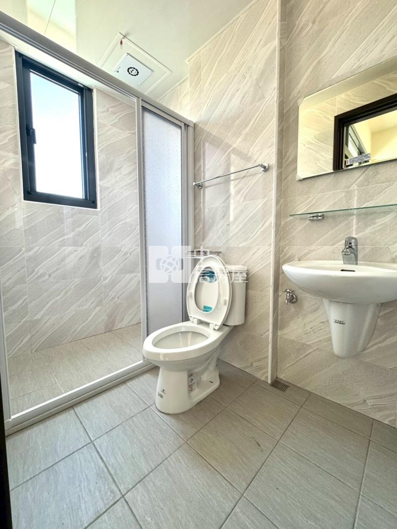 草屯南開大學臨路全新電梯別墅B房屋室內格局與周邊環境