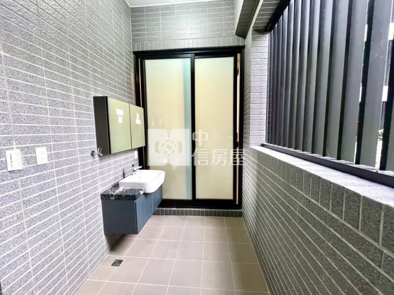 鉅虹映一灣綠透店平車房屋室內格局與周邊環境