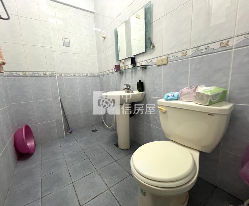 正30米中清路熱鬧四樓透店房屋室內格局與周邊環境