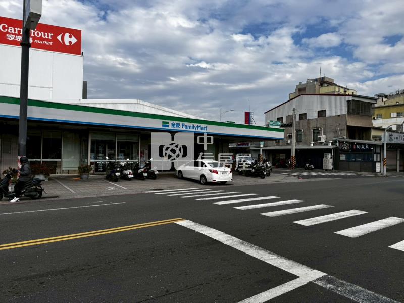 新市起飛大面寬金店面房屋室內格局與周邊環境