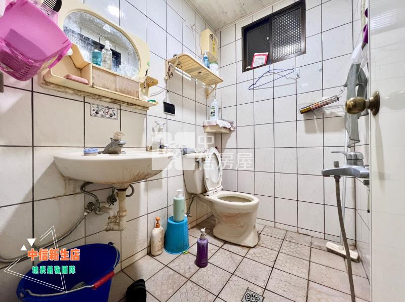 部桃愛買高城市場旁透天店面房屋室內格局與周邊環境