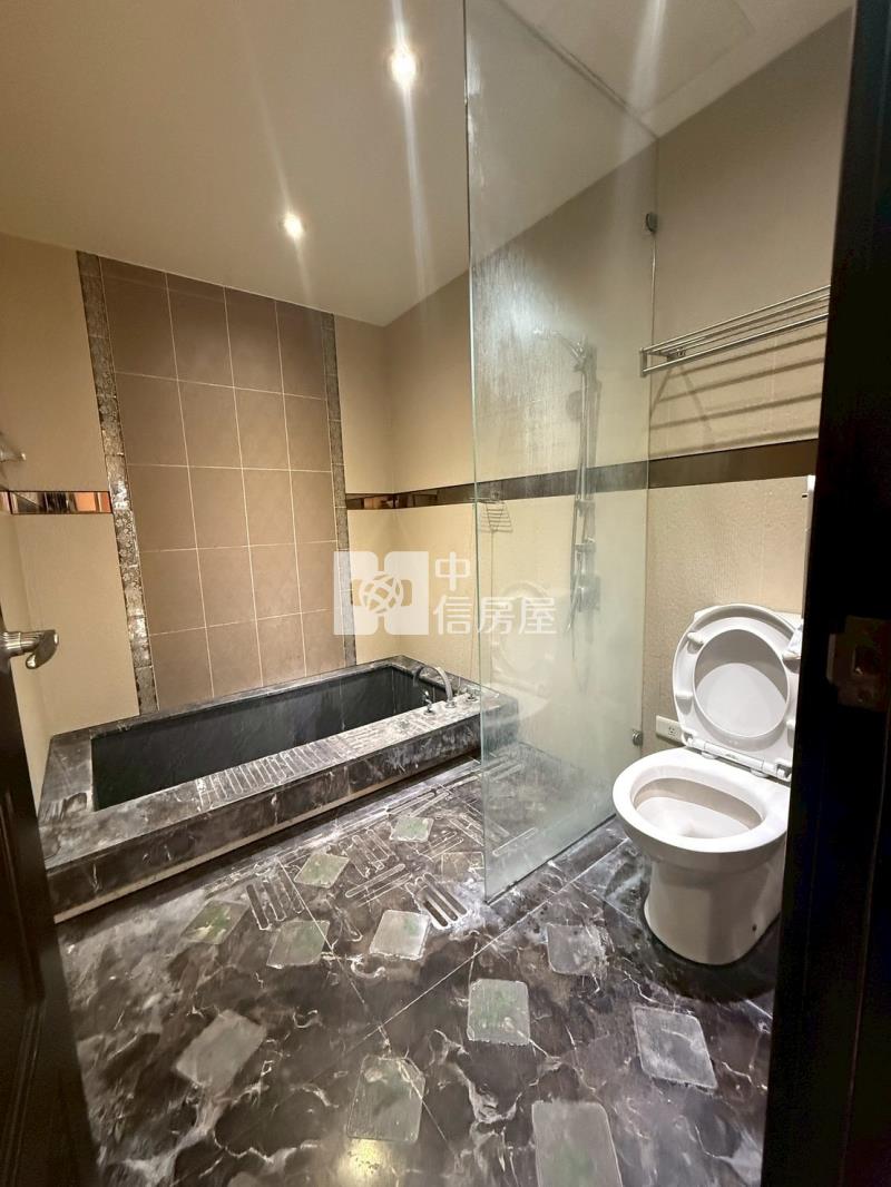 專任世界之心高樓角間朝南永久棟距2+1房平車房屋室內格局與周邊環境