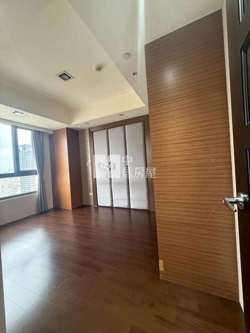 專任世界之心高樓角間朝南永久棟距2+1房平車房屋室內格局與周邊環境