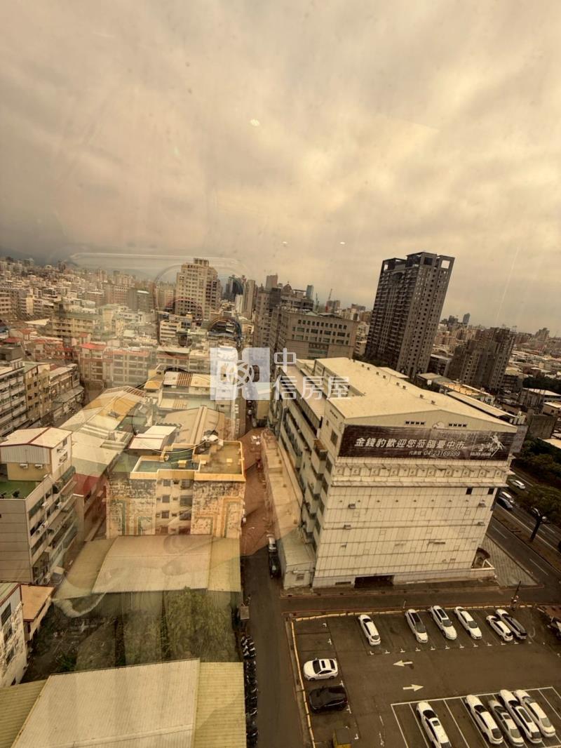 專任世界之心高樓角間朝南永久棟距2+1房平車房屋室內格局與周邊環境