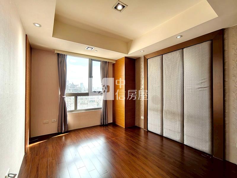 專任世界之心高樓角間朝南永久棟距2+1房平車房屋室內格局與周邊環境