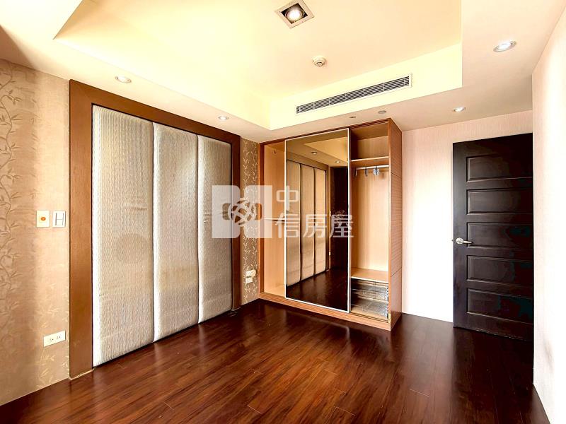 專任世界之心高樓角間朝南永久棟距2+1房平車房屋室內格局與周邊環境