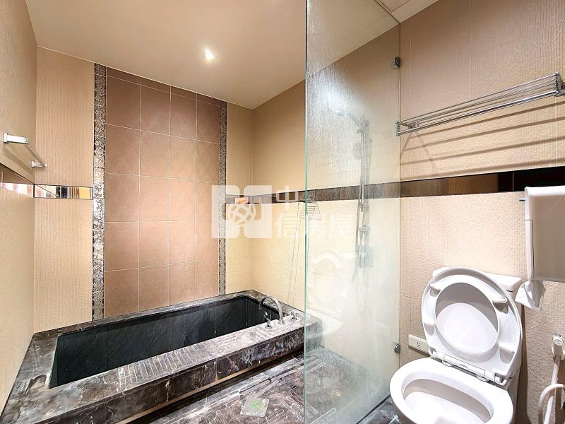 專任世界之心高樓角間朝南永久棟距2+1房平車房屋室內格局與周邊環境