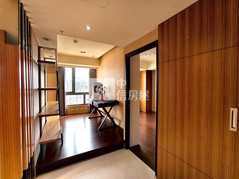 專任世界之心高樓角間朝南永久棟距2+1房平車房屋室內格局與周邊環境