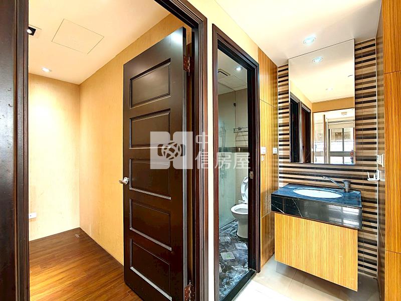 專任世界之心高樓角間朝南永久棟距2+1房平車房屋室內格局與周邊環境