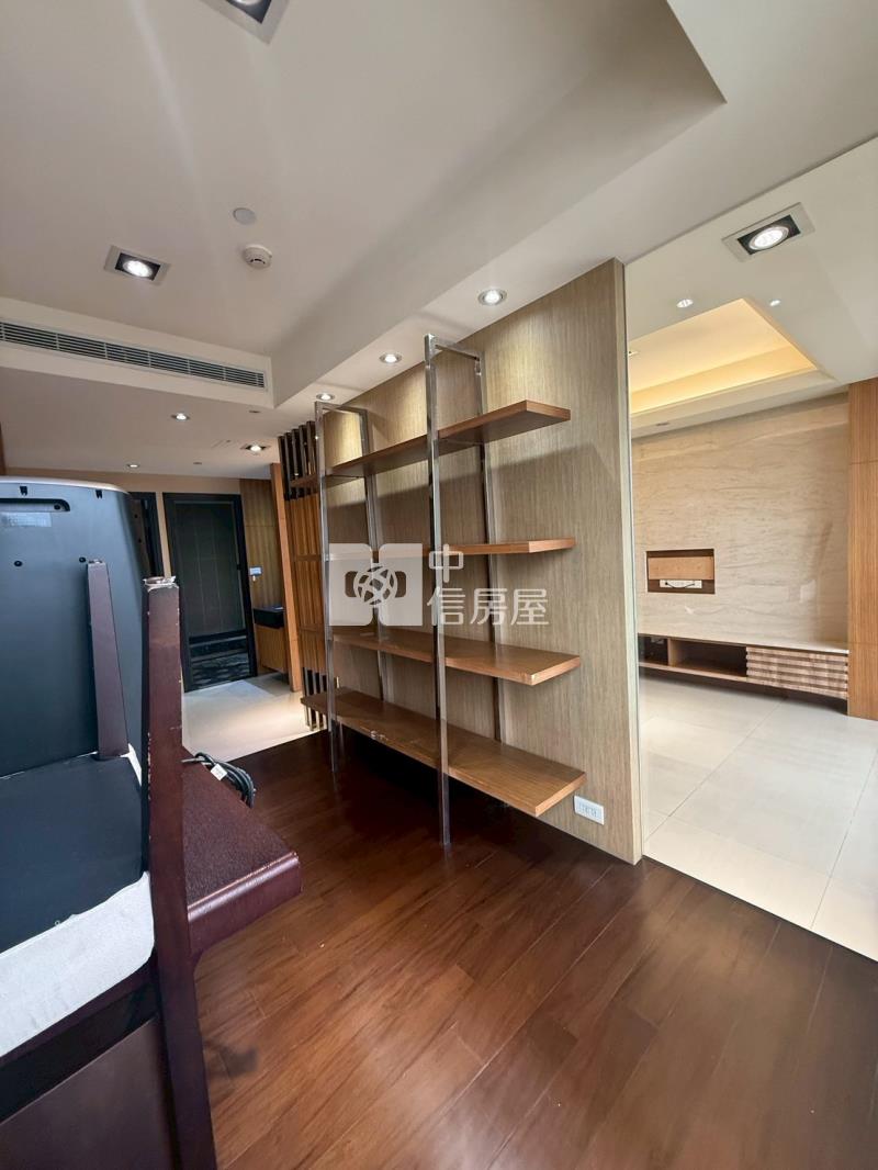 專任世界之心高樓角間朝南永久棟距2+1房平車房屋室內格局與周邊環境