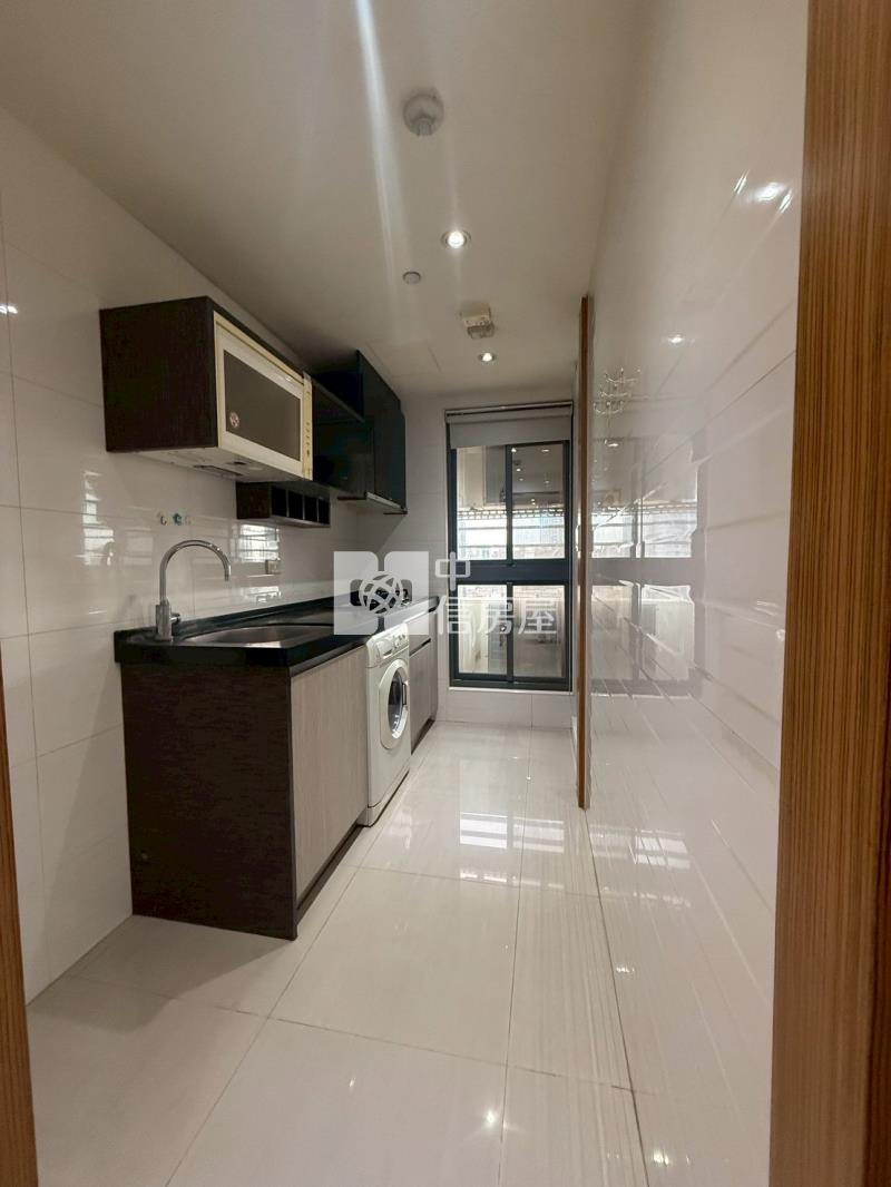 專任世界之心高樓角間朝南永久棟距2+1房平車房屋室內格局與周邊環境