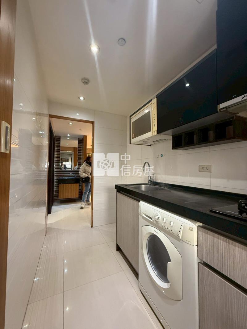 專任世界之心高樓角間朝南永久棟距2+1房平車房屋室內格局與周邊環境