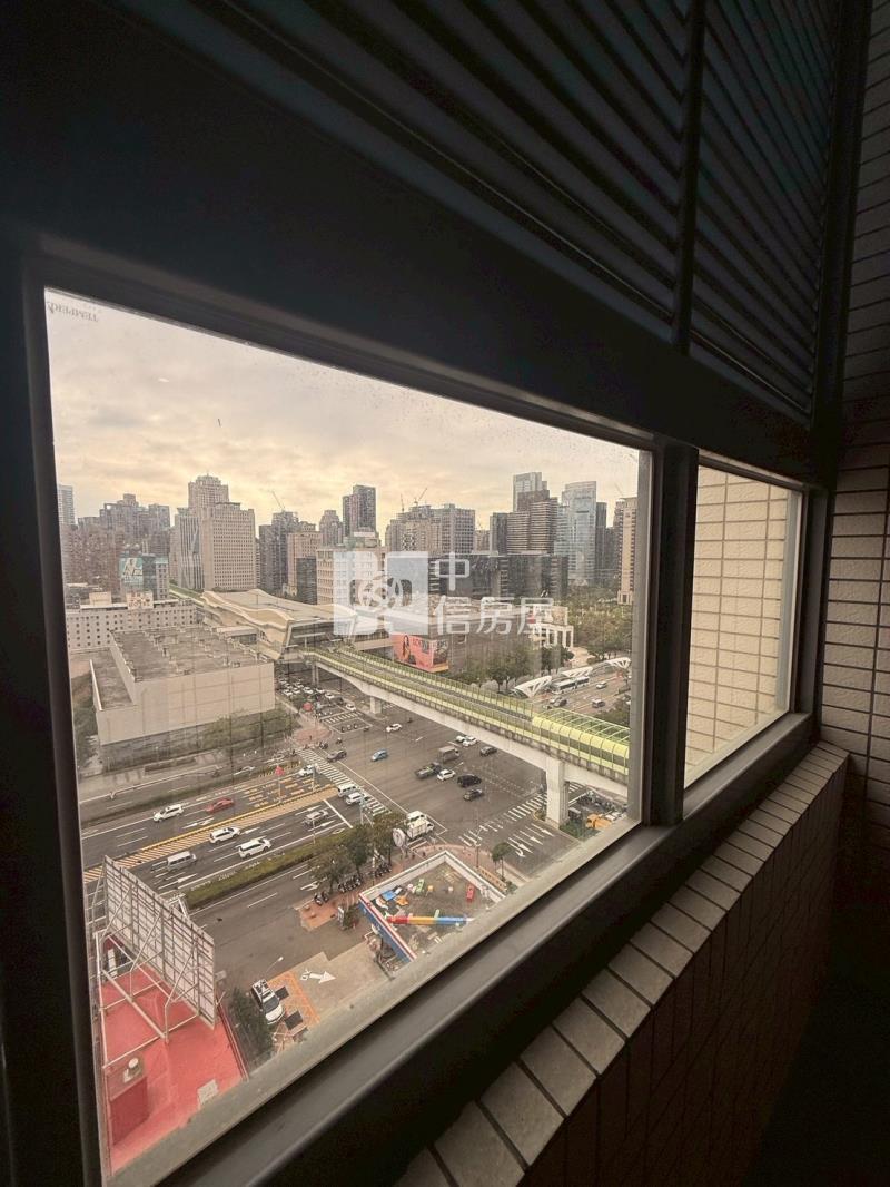 專任世界之心高樓角間朝南永久棟距2+1房平車房屋室內格局與周邊環境