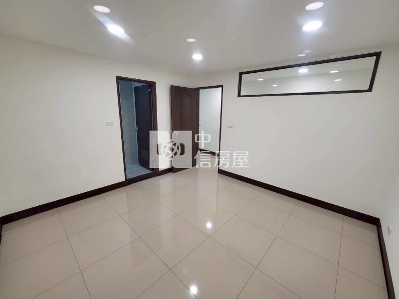 近龍潭百年商圈活巷大別墅(門前停車)房屋室內格局與周邊環境