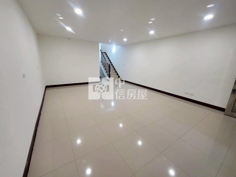 近龍潭百年商圈活巷大別墅(門前停車)房屋室內格局與周邊環境