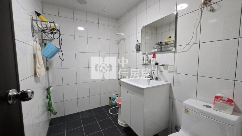 六六快速路旁別墅房屋室內格局與周邊環境