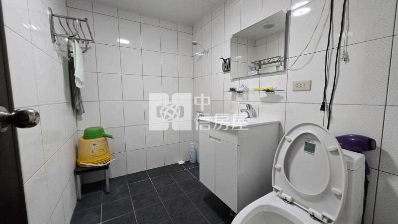 六六快速路旁別墅房屋室內格局與周邊環境