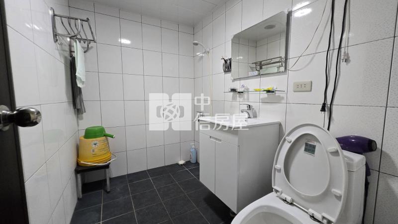 六六快速路旁別墅房屋室內格局與周邊環境