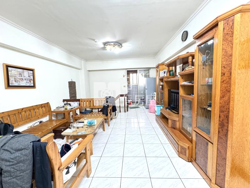 正天津服飾街6.4米大面寬角店(專任）房屋室內格局與周邊環境