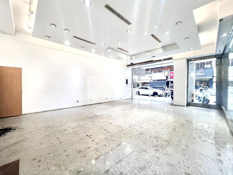 正天津服飾街6.4米大面寬角店(專任）房屋室內格局與周邊環境