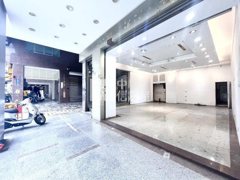 正天津服飾街6.4米大面寬角店(專任）房屋室內格局與周邊環境