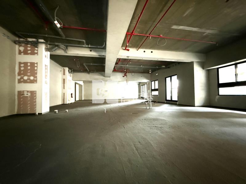 由鉅大謙高樓層毛胚雙平車房屋室內格局與周邊環境