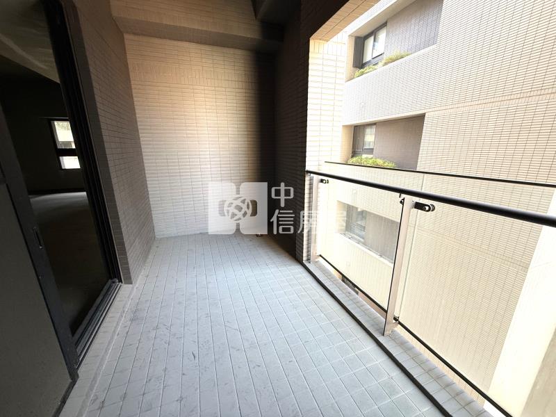 由鉅大謙高樓層毛胚雙平車房屋室內格局與周邊環境