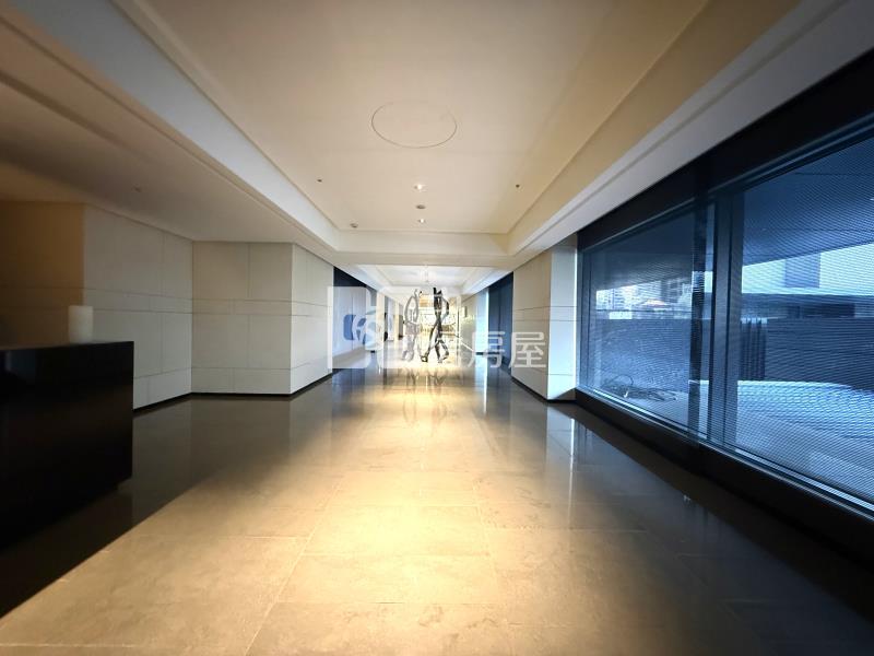 由鉅大謙高樓層毛胚雙平車房屋室內格局與周邊環境