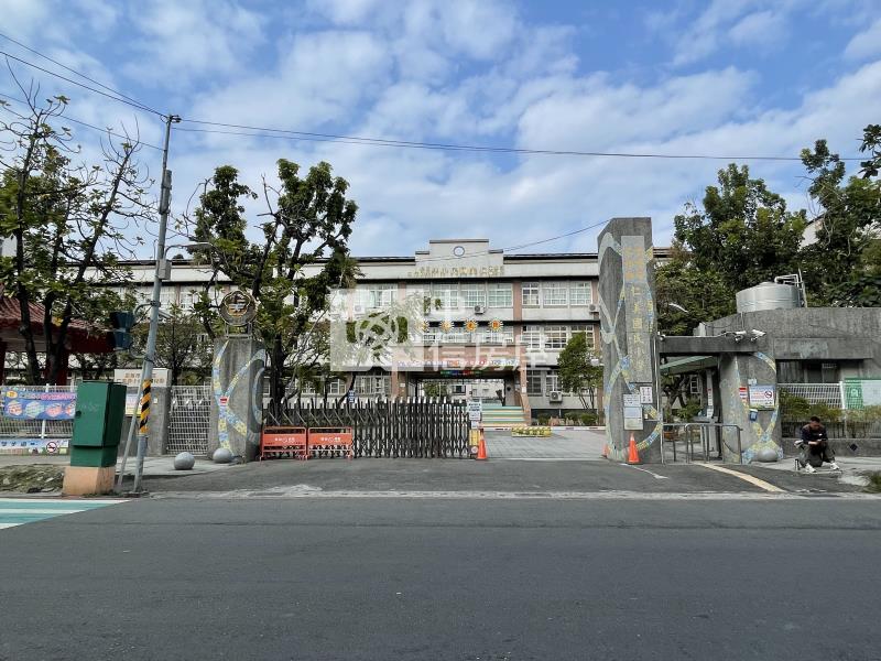 仁美國小懷舊雙車庫別墅房屋室內格局與周邊環境