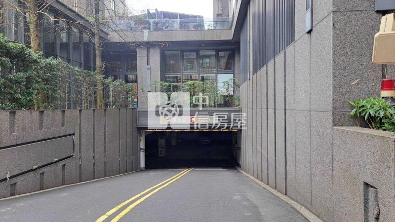 信義君悅指標性帝王宅+二平面車位房屋室內格局與周邊環境