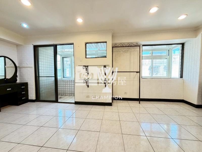 七堵近車站幸福人生2改1房+平面車位房屋室內格局與周邊環境