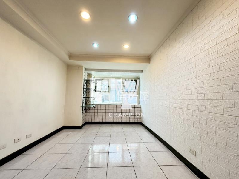 七堵近車站幸福人生2改1房+平面車位房屋室內格局與周邊環境