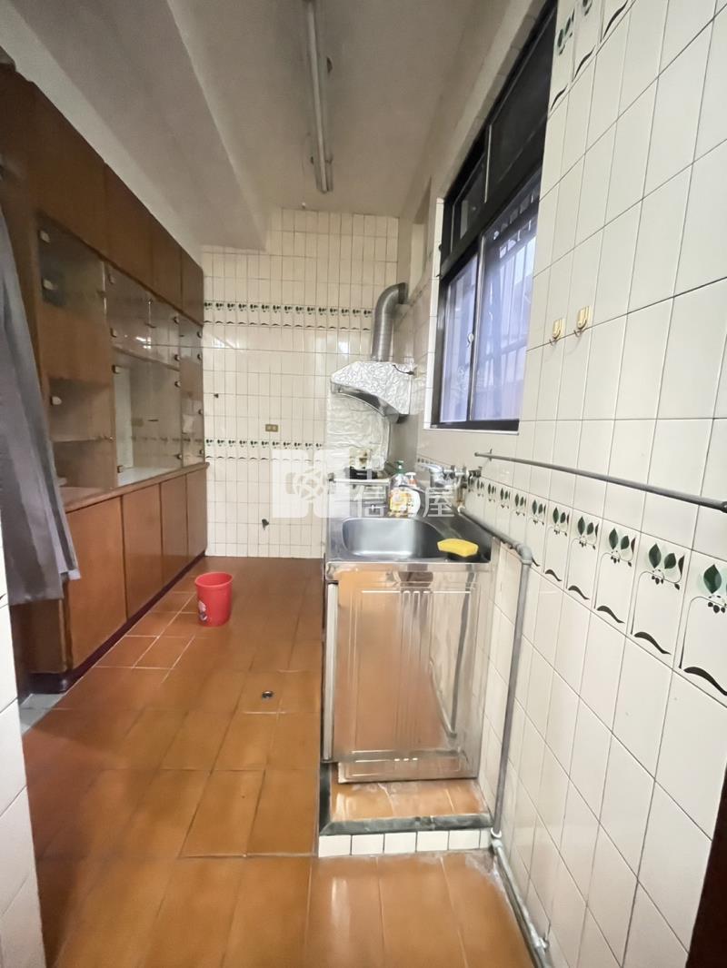 義興國小雙車位透天房屋室內格局與周邊環境