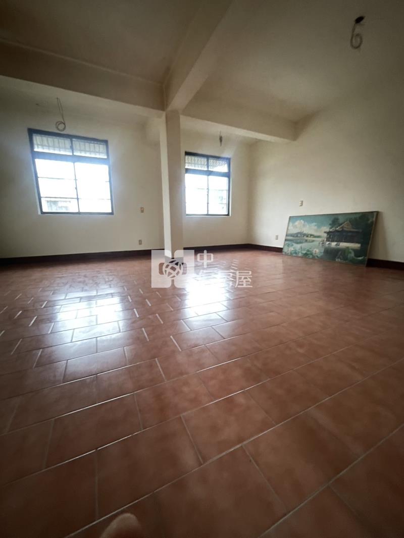 義興國小雙車位透天房屋室內格局與周邊環境