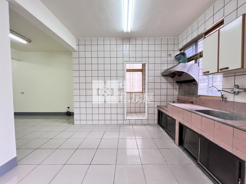 平鎮忠孝路新勢公園透天店面房屋室內格局與周邊環境