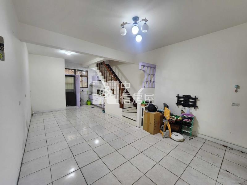 近中壢好市多透天+前院停車房屋室內格局與周邊環境