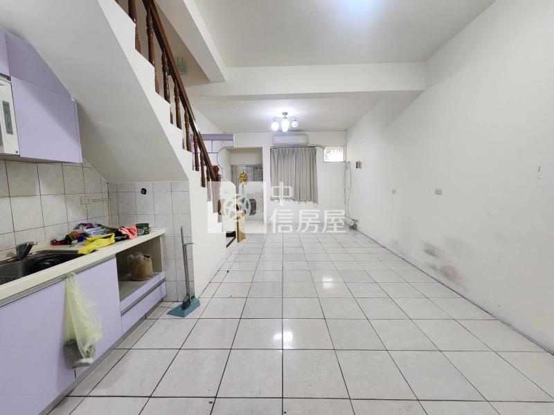 近中壢好市多透天+前院停車房屋室內格局與周邊環境