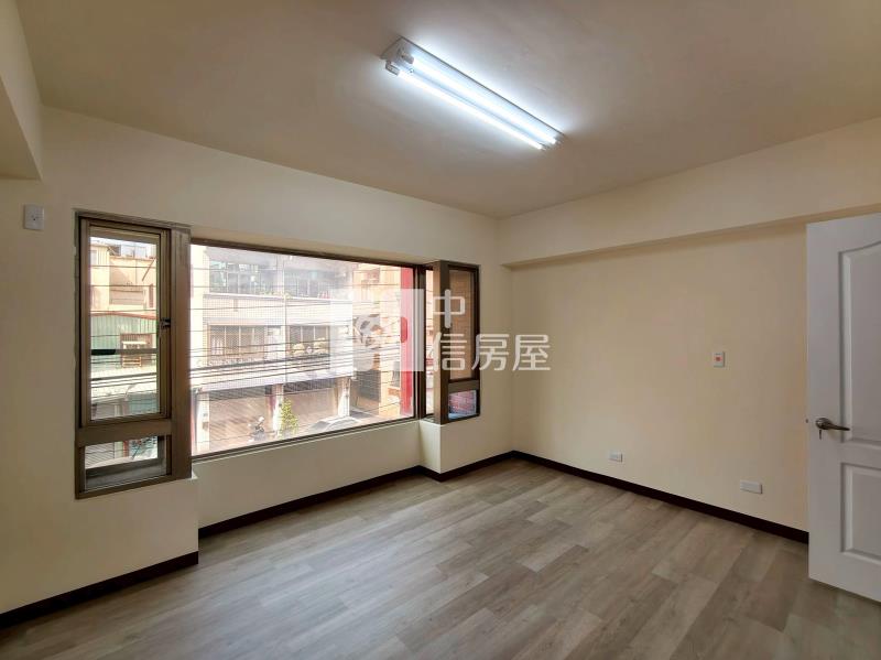 南太平家樂福低總價全新整理漂亮樓店房屋室內格局與周邊環境