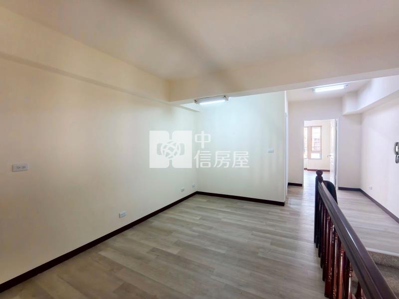 南太平家樂福低總價全新整理漂亮樓店房屋室內格局與周邊環境