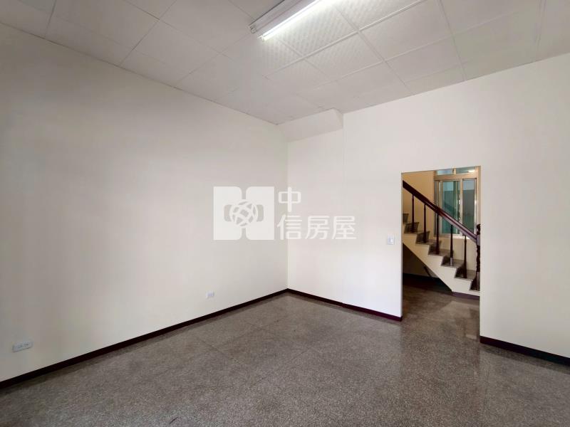 南太平家樂福低總價全新整理漂亮樓店房屋室內格局與周邊環境