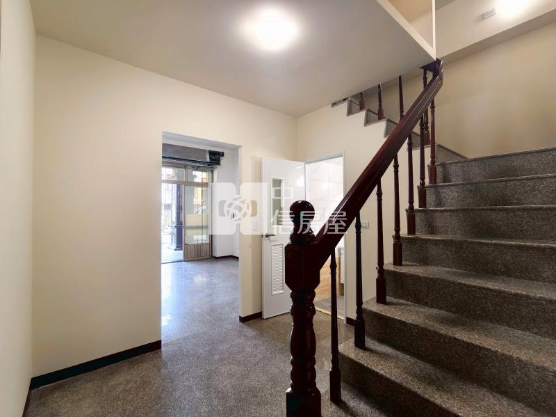 南太平家樂福低總價全新整理漂亮樓店房屋室內格局與周邊環境