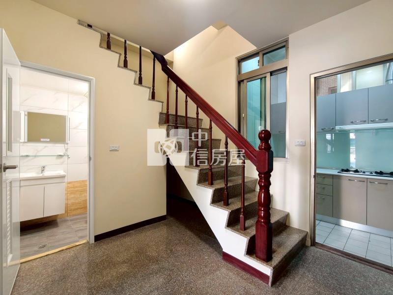 南太平家樂福低總價全新整理漂亮樓店房屋室內格局與周邊環境